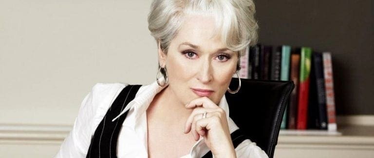 mulher encarando